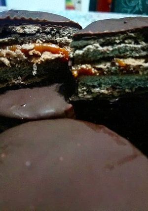 Una foto de Alfajores bañados en chocolate