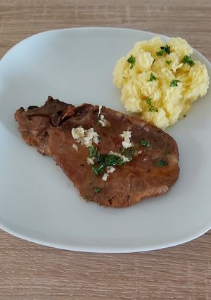 O poză a rețetei Ceafă de porc la tigaie cu usturoi.