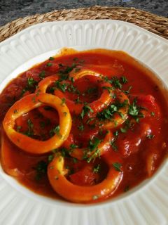 Una foto de Calamares en salsa