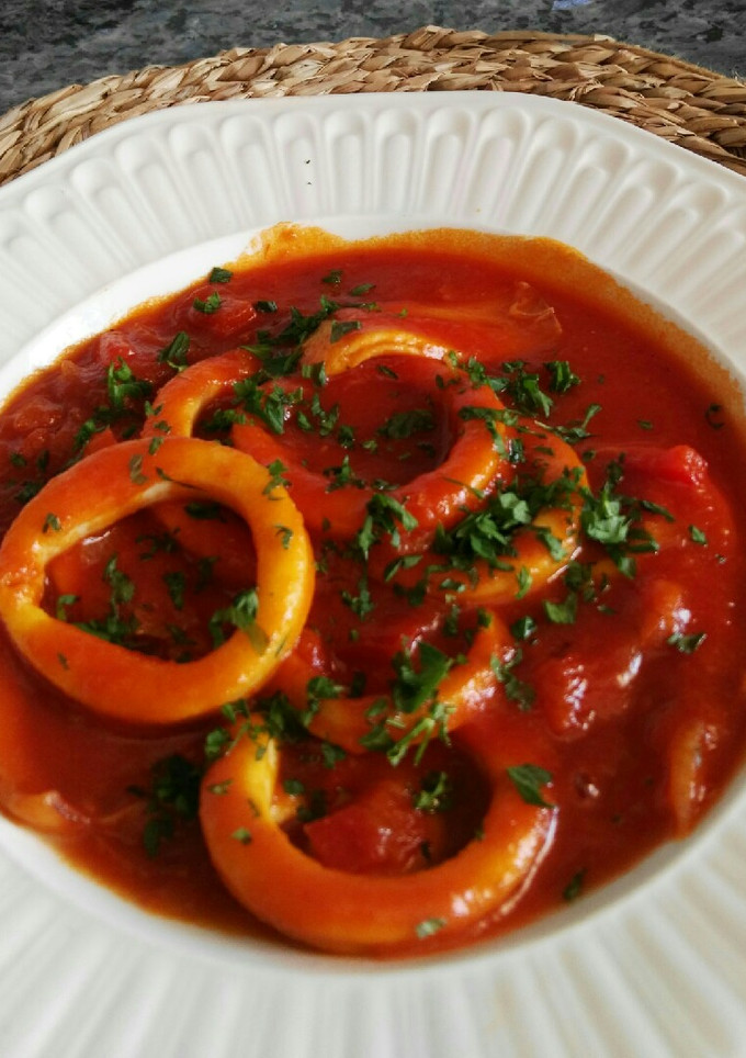 Una foto de Calamares en salsa