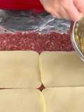 Rocambole de carne moída recheado com legumes