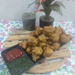 A picture of Maharashtrain snacks Onion potato spinach pakora.