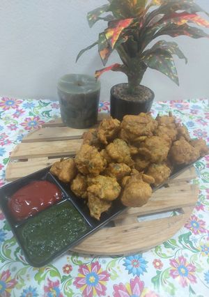 A picture of Maharashtrain snacks Onion potato spinach pakora.