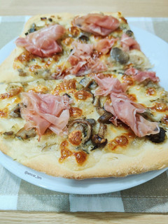 Una foto de Pizza blanca de setas y jamón