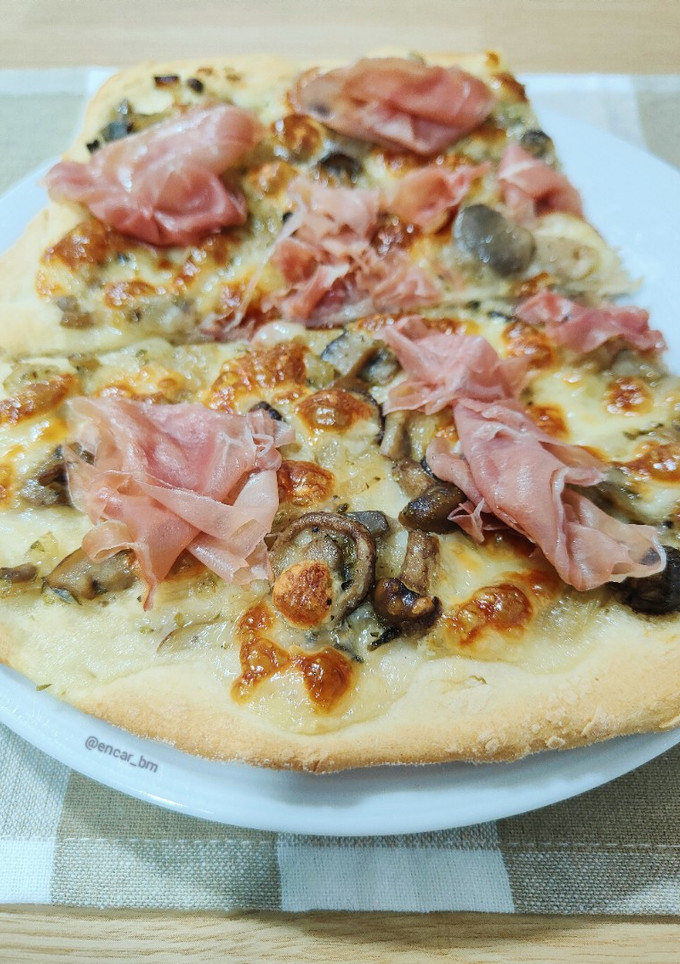 Una foto de Pizza blanca de setas y jamón