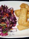 Bacalao fresco, frito con batido de cerveza. Ensalada de repollo morado, tailandés