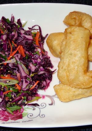 Una foto de Bacalao fresco, frito con batido de cerveza. Ensalada de repollo morado, tailandés