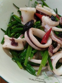 黑蒜韭菜小管【富陽黑蒜】【澎湖野生水產】 的食譜成品照片