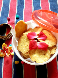 खास्ता मठरी (Khasta Mathri recipe in Hindi) रेसिपी मुख्य फोटो