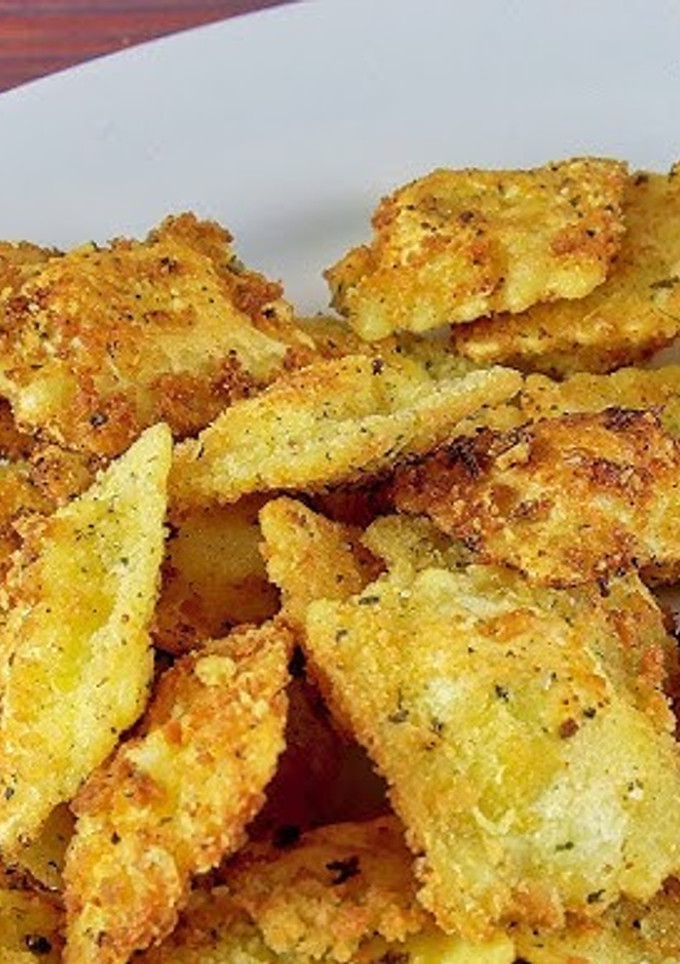 Una foto de Ravioles Fritos de chorizo con dip de chimichurri