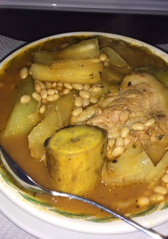 Una foto de Sopa de frijoles blancos con costillas de cerdo