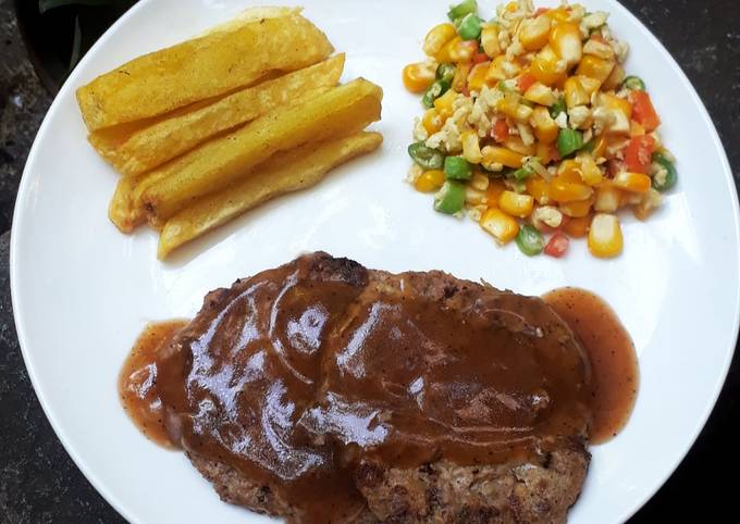 Cara Gampang Menyiapkan Beef Patty Steak with Black Pepper Sauce 🥘,
Enak Banget