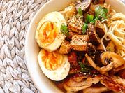 Una foto de sopa de soya