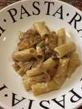 Pasta en salsa de cebolla