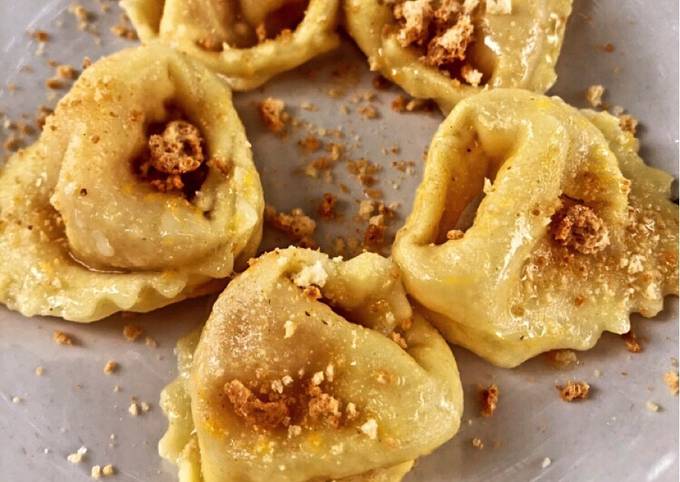 Tortelloni di zucca con burro e granella di amaretti