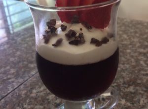 Una foto de Gelatina de vino tinto 🍷 y mousse de queso parmesano🧀