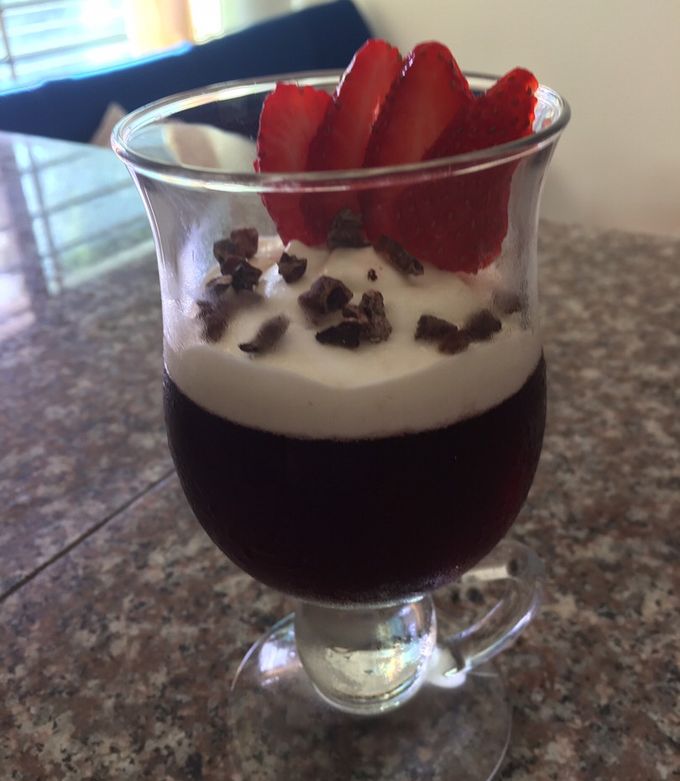 Una foto de Gelatina de vino tinto 🍷 y mousse de queso parmesano🧀