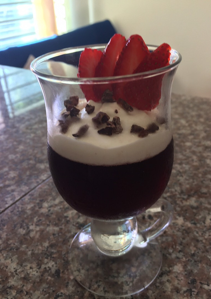 Una foto de Gelatina de vino tinto 🍷 y mousse de queso parmesano🧀