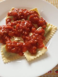 Una foto de Pasta fresca al huevo rellena de Ricota y Espinacas a la Boloñesa (Exprés)