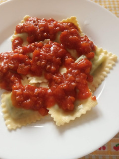 Una foto de Pasta fresca al huevo rellena de Ricota y Espinacas a la Boloñesa (Exprés)