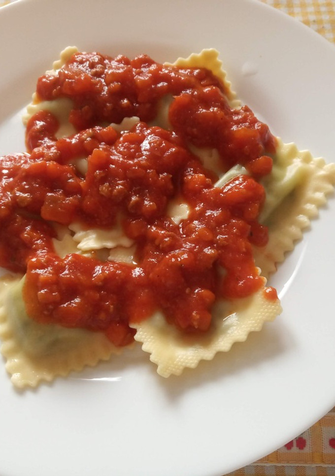 Una foto de Pasta fresca al huevo rellena de Ricota y Espinacas a la Boloñesa (Exprés)