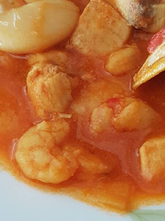 Una foto de Alubias con pez espada gambas y almejas