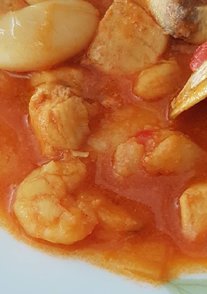 Una foto de Alubias con pez espada gambas y almejas