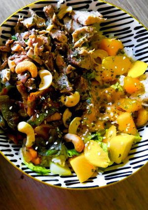 Une photo de Salade riz, dinde, mangue sauce cacahuète