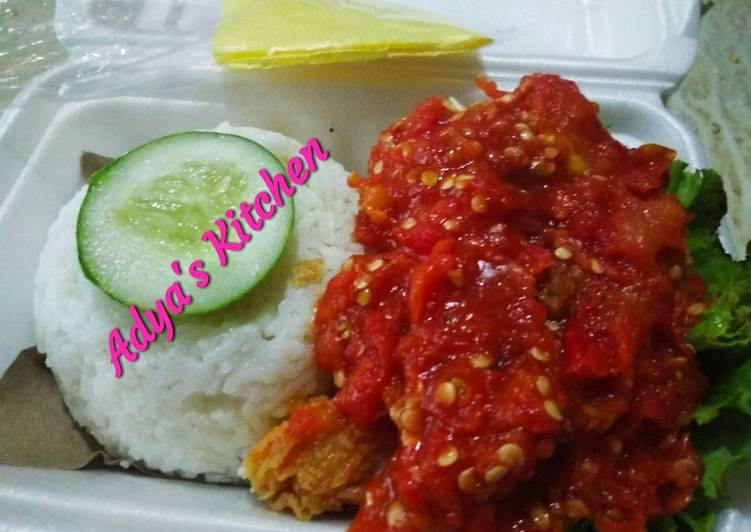 Cara Mudah Menyiapkan Nasi ayam geprek Adya&#39;s kitchen Enak