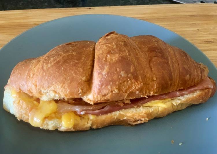 How to Prepare Speedy Prosciutto and Cheese Croissant