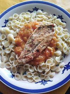 Una foto de Corbatitas en Salsa roja espesa