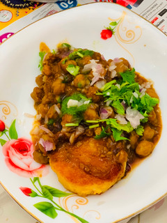 आलू टिक्की छोले (Aloo tikki chole recipe in Hindi) रेसिपी मुख्य फोटो