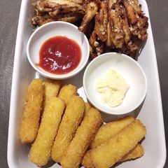 Fried Wings and Fish Finger A picture of Fried Wings and Fish Finger.