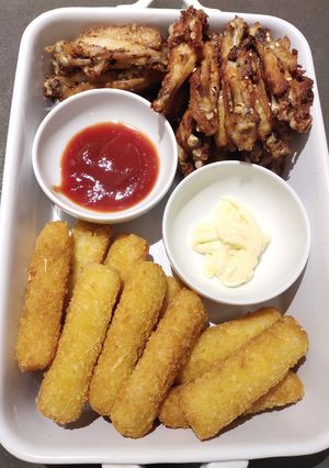 A picture of Fried Wings and Fish Finger.