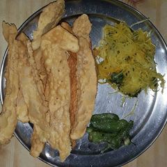 A picture of Gujarati famous breakfast Fafda and Sambharo.