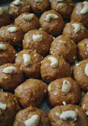 बेसन की पिन्नी रेसिपी मुख्य फोटो