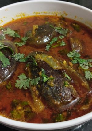 भरली वांगी (bharli vangi recipe in marathi) रेसिपी चे मुख्य फोटो 