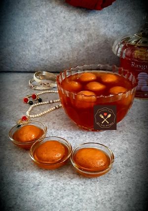 कैरेमल रसगुल्ले(caramel rasgulle recipe in hindi) रेसिपी मुख्य फोटो
