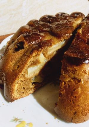 Una foto de Torta invertida de pera 🍐 y mantequilla de maní saludable 🥜