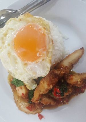 รูปของ กระเพราไก่ทอดไข่ดาว