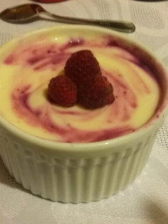 Una foto de Postre de limón y arándanos