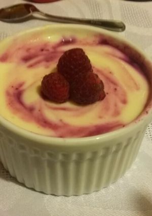 Una foto de Postre de limón y arándanos