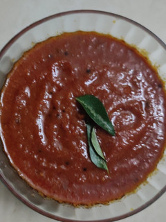 தக்காளி சட்னி (Tomato chutney) (Thakkali chutney recipe in tamil) செய்முறை முக்கிய புகைப்படம்
