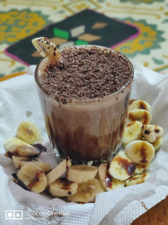 चॉकलेट बनाना शैक (chocolate banana shake recipe in hindi) रेसिपी मुख्य फोटो