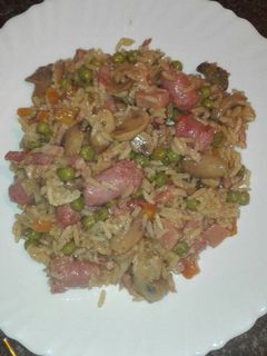 Una foto de Arroz frito con salchicha fresca champiñones bacon y jamón de york