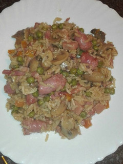 Una foto de Arroz frito con salchicha fresca champiñones bacon y jamón de york