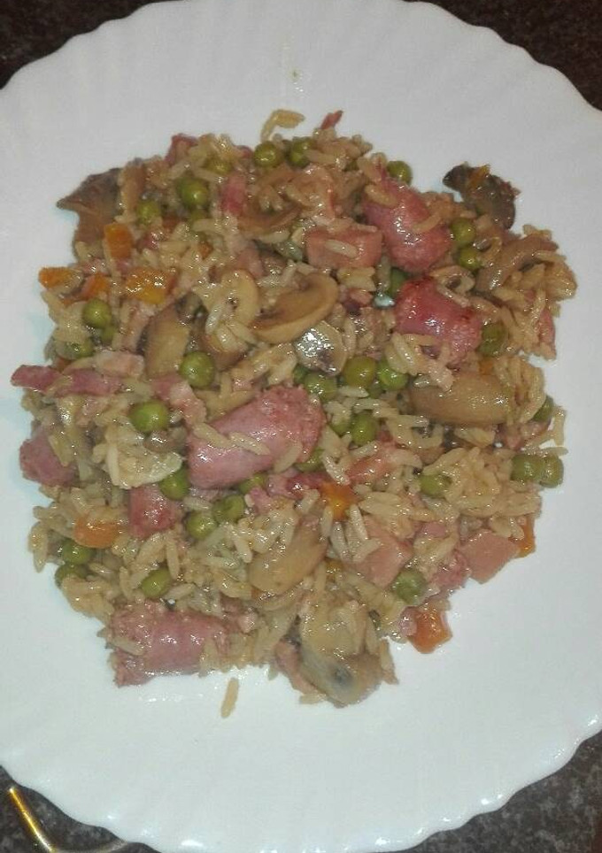 Una foto de Arroz frito con salchicha fresca champiñones bacon y jamón de york