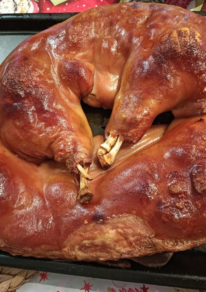 Una foto de Cochinillo asado al horno