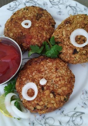 स्प्राऊट्स टिक्की (sprouts tikki recipe in marathi) रेसिपी चे मुख्य फोटो 