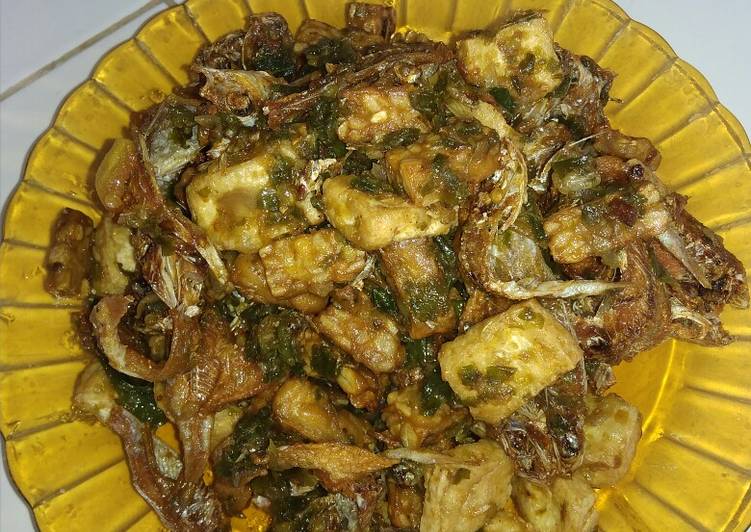 Langkah Mudah untuk Menyiapkan Ikan asin,tempe,tahu cabe hijau Anti Gagal